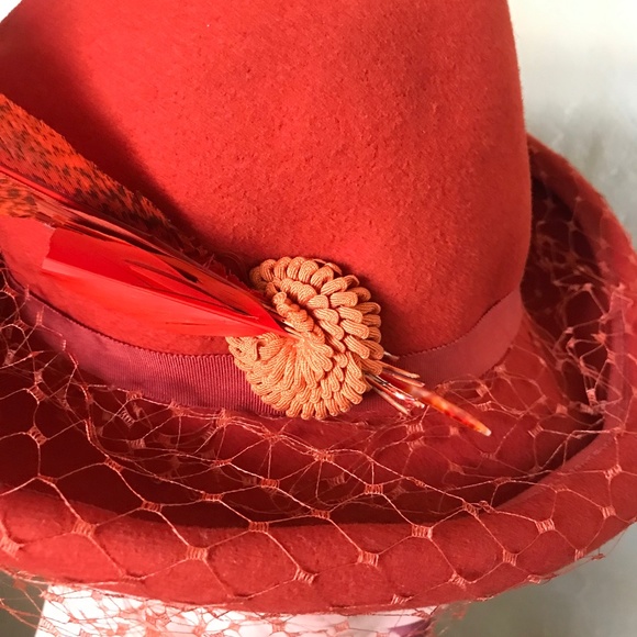GLAMOROUS VINTAGE ORANGE FELT FEDORA WITH MATCHING FEATHER & INTACT VEIL - Picture 3 of 13